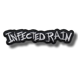 Könnte beinhalten: Ein schwarzer, gestickter Aufnäher mit dem weißen Schriftzug "INFECTED RAIN". Die Schrift ist stilisiert. Der Aufnäher hat einen schwarzen Rand und einen Schatteneffekt. Das Design deutet auf ein Bandlogo oder -emblem hin.
