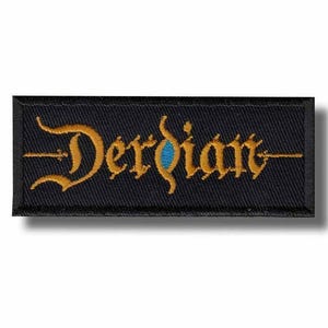 以下が含まれることがあります： 黒い長方形のパッチ。金色の糸で「Derdian」の文字が刺繍されています。「i」の文字には青いアクセントが付いた、様式化されたフォントです。衣類やアクセサリーに適しています。