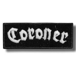 Könnte beinhalten: Schwarzer rechteckiger Aufnäher mit dem Wort "Coroner" in weißer, gotischer Schrift gestickt. Der Aufnäher hat einen schwarzen Rand und ist wahrscheinlich zum Aufnähen auf Kleidung oder Accessoires gedacht.