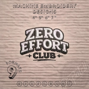 Peut inclure: Motifs de broderie machine avec le texte "ZERO EFFORT CLUB" en blanc et noir. Le design comprend des tailles de 10 cm, 13 cm, 15 cm et 18 cm, et est disponible en 9 formats. Le fond est un tissu beige clair.