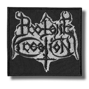 Pode incluir: Patch quadrado preto com texto bordado branco. O texto é estilizado e gótico, com uma cruz na parte inferior. O patch tem uma borda preta e é provavelmente para roupas ou acessórios.