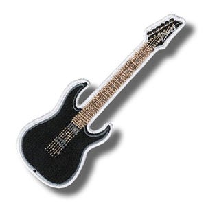 Puede incluir: Parche bordado de una guitarra eléctrica negra con borde blanco. El diapasón es marrón y el clavijero es negro con texto blanco. El parche está inclinado sobre un fondo blanco.