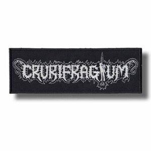Puede incluir: Un parche rectangular negro con la palabra "CRURIEFRAGNUM" bordada en blanco con una fuente gótica estilizada. El parche tiene un borde blanco y elementos decorativos. Probablemente es para ropa o accesorios.