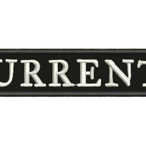 Peut inclure: Écusson brodé avec le mot "CURRENTS" en lettres blanches. Le texte est centré sur un fond rectangulaire noir avec une bordure cousue noire. Conçu pour être appliqué sur des vêtements ou des accessoires.