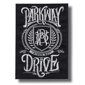 Könnte beinhalten: Schwarzer rechteckiger Aufnäher mit weiß gesticktem Text und Design. Der Text lautet "PARKWAY DRIVE" über einem kreisförmigen Emblem mit dem Text "BYRON BAY" und "DRIVE".