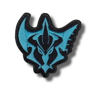Peut inclure: Écusson brodé avec un motif stylisé noir et bleu sarcelle. L'écusson a une forme unique avec un motif central et une bordure noire. Les éléments bleu sarcelle sont finement cousus, créant un aspect texturé. Idéal pour les vestes, sacs ou autres articles en tissu.