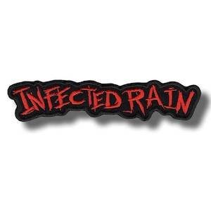 以下が含まれることがあります： 赤色の「INFECTED RAIN」の文字が刺繍されたパッチ。黒い縁取りがあり、白い背景に配置されています。文字は様式化されたフォントで、長方形の形状をしています。