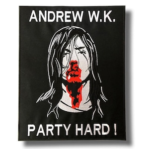 Könnte beinhalten: Schwarzer rechteckiger Aufnäher mit weiß gesticktem Text und einer Grafik einer Person mit langen schwarzen Haaren und roter blutähnlicher Darstellung. Der Text oben lautet "ANDREW W.K." und unten "PARTY HARD!"