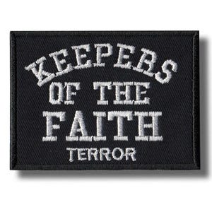 Op de afbeelding: Zwart rechthoekig embleem met wit geborduurde tekst. De tekst luidt "KEEPERS OF THE FAITH" in drie regels, met "TERROR" onderaan. Het embleem heeft een zwarte rand en een lichte schaduw.