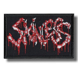 Peut inclure: Écusson rectangulaire noir avec le mot "SINNERS" brodé en blanc et rouge. La broderie rouge présente un effet dégoulinant, créant un design audacieux. Idéal pour les vêtements ou accessoires.