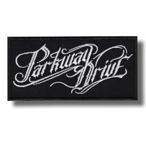 Könnte beinhalten: Schwarzer rechteckiger Aufnäher mit dem weißen Schriftzug "Parkway Drive". Der Schriftzug ist in einer dekorativen Schriftart gestickt. Schwarzer Rand und Schatten.