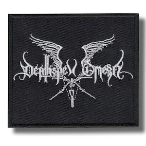 Puede incluir: Parche cuadrado negro con texto e imágenes bordadas en blanco. El diseño presenta texto estilizado, alas, un esqueleto y espadas cruzadas. El parche es probablemente para una banda o una subcultura similar.