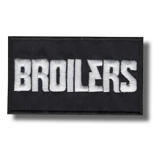Puede incluir: Parche rectangular negro con la palabra "BROILERS" bordada en blanco, en letras mayúsculas en negrita. El parche tiene un borde negro y un efecto de sombra.