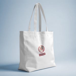 Peut inclure: Sac fourre-tout blanc avec de longues anses. Le sac pr&eacute;sente un graphisme rouge et blanc d'une main dans un cercle barr&eacute;, avec les mots "Do not touch" en dessous.