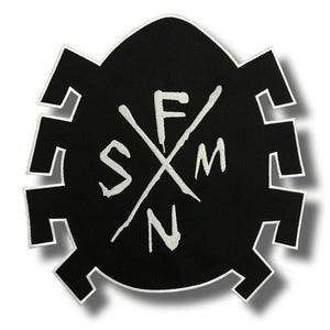 Puede incluir: Un juego de tres tazas de cerámica con un acabado mate moteado. Las tazas son de color crema, gris claro y gris oscuro. Cada taza tiene un diseño simple y minimalista.