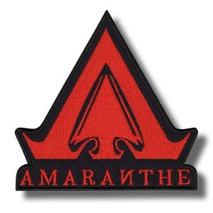 Könnte beinhalten: Gestickter Aufnäher mit einem roten Pfeilspitzendesign in einem schwarzen Dreieck. Das Wort "AMARANTHE" ist rot auf einer schwarzen rechteckigen Basis gestickt. Der Aufnäher hat ein strukturiertes Aussehen.