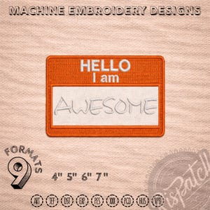 Pode incluir: Remendo bordado laranja com as palavras "HELLO I am AWESOME". O remendo tem uma seção branca para o texto e está disponível nos tamanhos de 10 cm, 12.7 cm, 15.2 cm e 17.8 cm. A imagem também mostra os tamanhos.