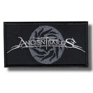 Könnte beinhalten: Schwarzer rechteckiger Aufnäher mit dem weißen Schriftzug "ANCIENT BARDS" über einem grauen kreisförmigen Design. Geeignet für Kleidung oder Accessoires.