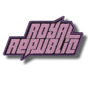 Op de afbeelding: Een rechthoekige patch met de woorden "ROYAL REPUBLIC" geborduurd in een lichtpaarse kleur. De tekst is zwart omlijnd en geplaatst tegen een paarse achtergrond met een gekartelde bovenrand.