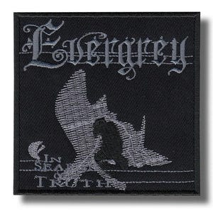 Puede incluir: Parche bordado negro con la palabra "Evergrey" en letras góticas y un diseño de pájaro. El texto "In Sea of Truth" está debajo del pájaro. El parche tiene forma cuadrada y fondo negro.