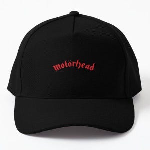 Op de afbeelding: Zwarte baseballcap met het woord "motörhead" in rode letters op de voorkant. De cap heeft een gebogen klep en een knoop aan de bovenkant. Een casual accessoire.