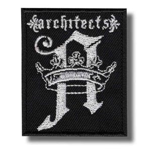 Könnte beinhalten: Schwarzer rechteckiger Aufnäher mit weiß gesticktem Text und Design. Das Wort "architects" steht oben, über einem stilisierten Buchstaben "A", der mit einem detaillierten Design gekrönt ist. Der Aufnäher hat einen schwarzen Rand.