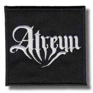 Puede incluir: Parche cuadrado negro con la palabra "Atreum" bordada en blanco con letras góticas. El parche tiene un borde negro y está diseñado para coserlo en ropa o accesorios.