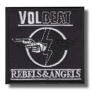 Puede incluir: Parche cuadrado negro con texto y diseño bordados en blanco. El texto "VOLBEAT" está en la parte superior y "REBELS & ANGELS" en la inferior. El diseño central presenta una mano sosteniendo una pistola, un rayo y alas.