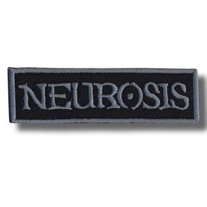 Pode incluir: Um patch retangular preto com a palavra "NEUROSIS" bordada em fio cinza. O patch tem uma borda cinza e provavelmente foi projetado para ser costurado em roupas ou acessórios.