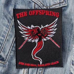 Könnte beinhalten: Schwarzer, gestickter Aufnäher mit dem Bandnamen "THE OFFSPRING" in Rot, über einer rot-weißen geflügelten Figur mit zwei roten Linien. Der Text "RISE AND FALL, RAGE AND GRACE" steht darunter.