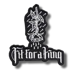 Puede incluir: Parche bordado en blanco y negro con una rosa estilizada con gotas de agua cayendo. El texto "Fit for a King" está escrito en letras góticas blancas. El parche tiene un borde negro.