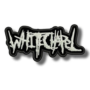 Könnte beinhalten: Gestickter Aufnäher mit dem Wort "WITCHARD" in weißer, gotischer Schrift. Der Aufnäher hat einen schwarzen Rand und ist zum Aufnähen oder Aufbügeln auf Kleidung oder Accessoires gedacht. Das Design befindet sich auf weißem Hintergrund.