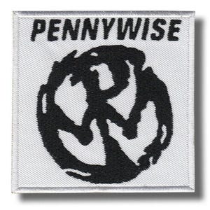 Peut inclure: Écusson carré blanc avec le mot "PENNYWISE" en lettres noires en haut. En dessous, un motif abstrait noir. L'écusson a une bordure blanche et est probablement thermocollant ou à coudre.