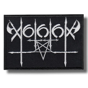 Puede incluir: Parche rectangular negro con diseño bordado en blanco. El diseño incluye el número 666, un pentagrama y otros símbolos estilizados. El parche tiene un borde negro y es para ropa o accesorios.