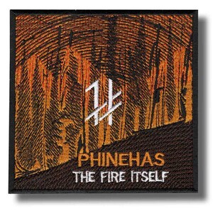 Puede incluir: Parche bordado cuadrado con borde negro. El diseño presenta un símbolo blanco sobre un fondo texturizado naranja y marrón, con las palabras "PHINEHAS THE FIRE ITSELF" en blanco.