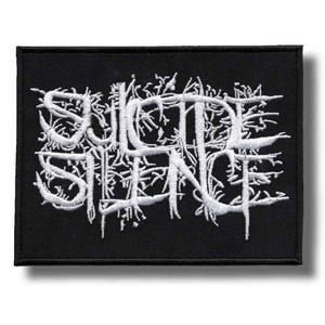 Puede incluir: Parche rectangular negro con el texto bordado "SUICIDE SILENCE" en blanco, estilizado con una fuente gótica y detalles intrincados en forma de raíces. Ideal para ropa o accesorios.