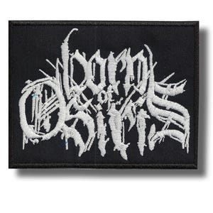 Pode incluir: Patch retangular preto com texto bordado branco "Born of Osiris" em uma fonte gótica. O patch tem uma borda preta e é projetado para roupas ou acessórios.