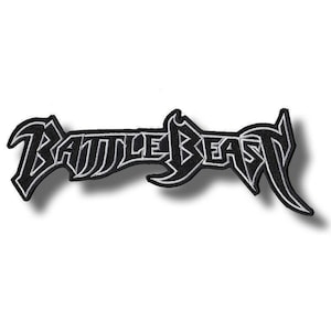 Puede incluir: Parche bordado en blanco y negro con el nombre de la banda "BATTLE BEAST" en una fuente gótica estilizada. El parche tiene un fondo negro con contorno blanco. Ideal para ropa o accesorios.