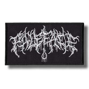 Könnte beinhalten: Schwarzer rechteckiger Aufnäher mit weiß gesticktem Text in einer stilisierten, gotischen Schriftart. Das Design beinhaltet ein Galgen-Symbol. Der Aufnäher ist wahrscheinlich für Kleidung oder Accessoires, die eine dunkle oder alternative Ästhetik repräsentieren.