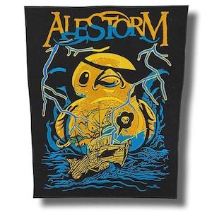 Puede incluir: Parche negro con el texto "ALESTORM" en amarillo y azul. El parche presenta un pato amarillo con un parche en el ojo, un barco pirata y rayos azules. Una calavera y huesos cruzados están en un bocadillo.