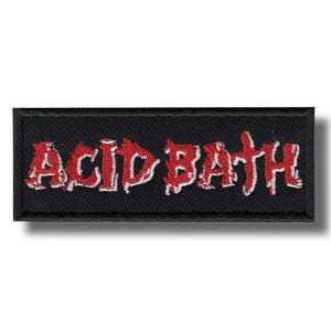 Könnte beinhalten: Schwarzer, rechteckiger, gestickter Aufnäher mit dem Schriftzug "ACID BATH" in Rot mit weißer Umrandung. Der Text ist in einer gotischen Schriftart gehalten. Der Aufnäher ist zum Aufnähen auf Kleidung oder Accessoires gedacht.