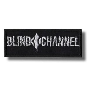 Puede incluir: Parche rectangular negro con texto bordado blanco "BLIND CHANNEL". Un gráfico blanco estilizado está centrado entre las palabras. El parche es probablemente para ropa o accesorios.