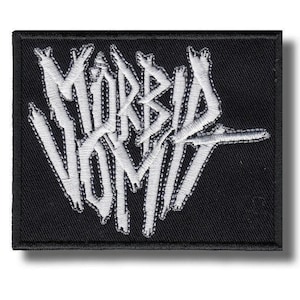 以下が含まれることがあります： 黒い長方形のパッチ。白の刺繍で「MORBID VOMIT」と書かれた、様式化されたゴシック体のフォント。パッチには黒い縁取りがあり、衣服やアクセサリーに縫い付けたり、アイロンで接着したりするように設計されています。