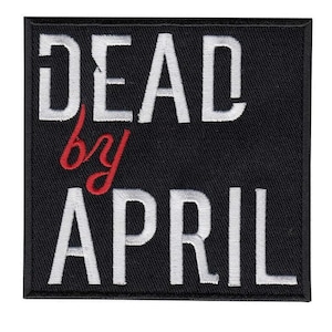 Puede incluir: Parche cuadrado negro con las palabras "DEAD" y "APRIL" en letras blancas. La palabra "by" está en escritura cursiva roja, centrada entre las otras palabras. El parche tiene un borde negro.