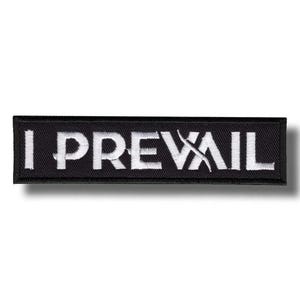 以下が含まれることがあります： 黒い長方形のパッチで、白い文字で「I PREVAIL」と刺繍されています。パッチはシンプルでクリーンなデザインで、テキストは黒い背景の中央に配置されています。このパッチは、衣類やアクセサリー用である可能性があります。