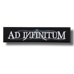 以下が含まれることがあります： 黒い長方形のパッチ。白い文字で「AD INFINITUM」と刺繍されています。パッチにはテキストの上に装飾的なデザインがあります。パッチはおそらくジャケットやバッグ用です。