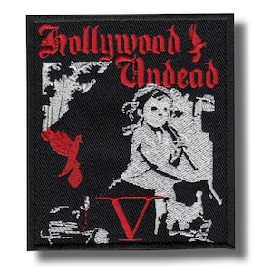 Puede incluir: Parche bordado negro con el texto rojo "Follywood Undead" en letras góticas. El parche incluye una ilustración blanca de dos figuras y una gran "V" roja.