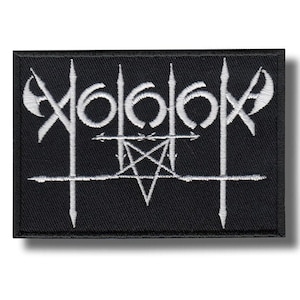 Puede incluir: Parche rectangular negro con diseño bordado en blanco. El diseño incluye el número "666" y un pentagrama, junto con otros símbolos estilizados. El parche tiene un borde negro y es probablemente para ropa o accesorios.