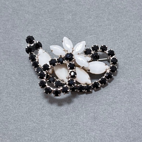 Vintage D&E Juliana Black Rhinestone and Milk Gla… - image 5