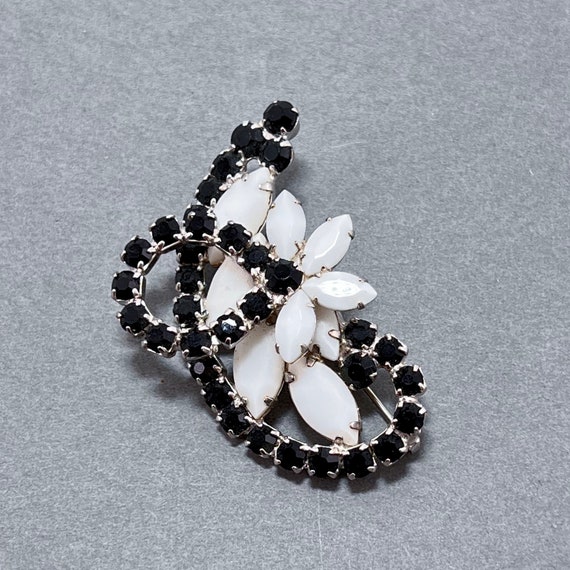 Vintage D&E Juliana Black Rhinestone and Milk Gla… - image 4